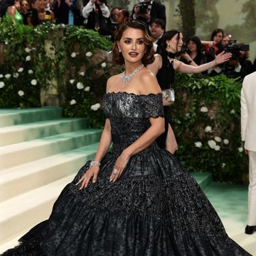 Penelope Cruz na Met Gali u haljini modne kuće Chanel - 4