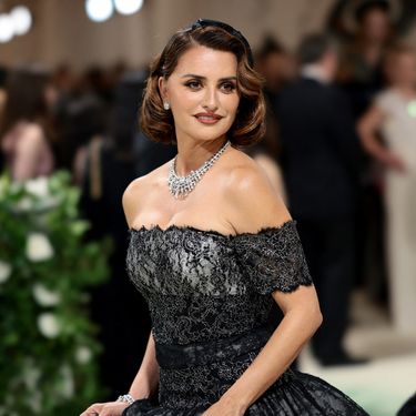 Penelope Cruz na Met Gali u haljini modne kuće Chanel - 6