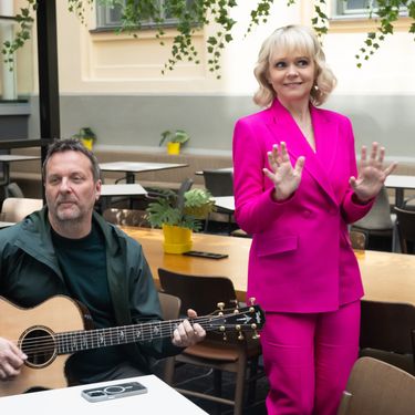 Tatjana Cameron Tajči u ružičastom odijelu Ivana Friščića u Malmöu - 2