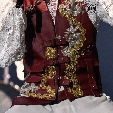 Valentina Pliško za Baby Lasagnu dizajnirala je prekrasan crveni prsluk s imitacijom zlatoveza - 5