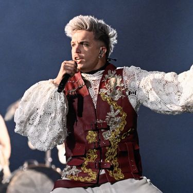 Valentina Pliško za Baby Lasagnu dizajnirala je prekrasan crveni prsluk s imitacijom zlatoveza - 7