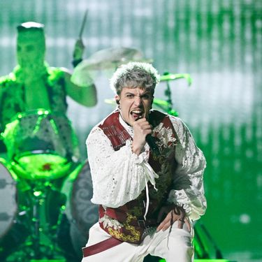 Valentina Pliško za Baby Lasagnu dizajnirala je prekrasan crveni prsluk s imitacijom zlatoveza - 8