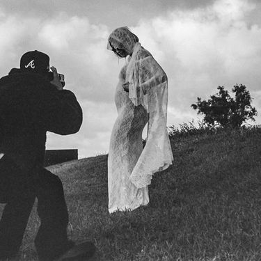 Hailey Bieber u vjenčanici od čipke modne kuće Saint Laurent - 4