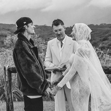 Hailey Bieber u vjenčanici od čipke modne kuće Saint Laurent - 5