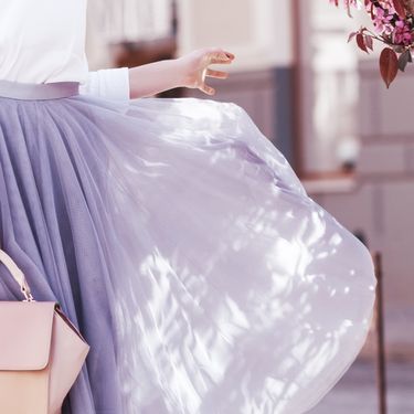 Žena u lepršavoj suknji