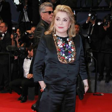Catherine Deneuve u odijelu s potpisom Chanela