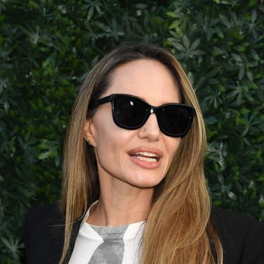 Angelina Jolie u majici s printom kravate