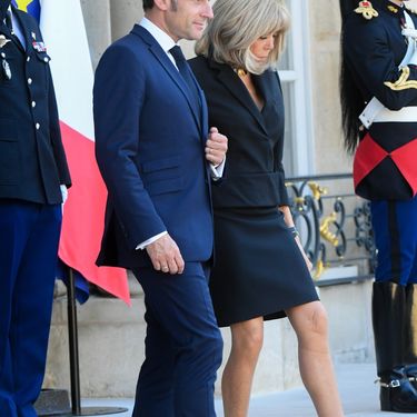 Brigitte Macron u crnom odijelu i salonkama