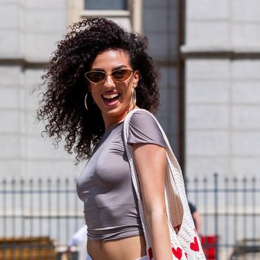 Bijele hlače u street style izdanju ljepotice sa špice