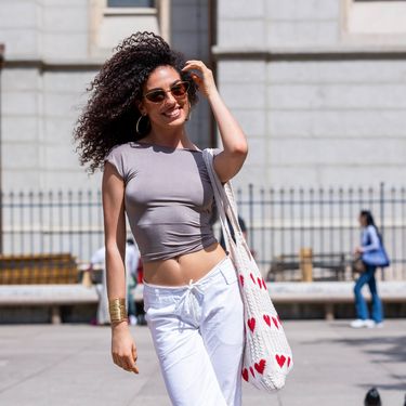 Bijele hlače u street style izdanju ljepotice sa špice