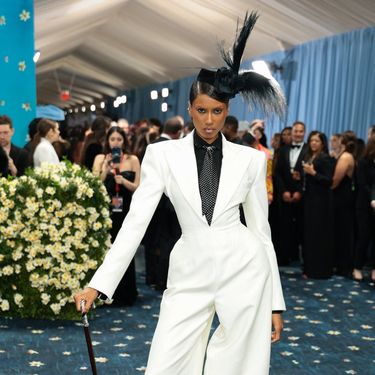 Imaan Hammam u odijelu Magde Butrym