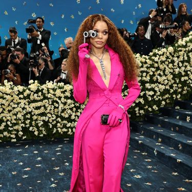 Andra Day u odijelu Jeromea Lamaara