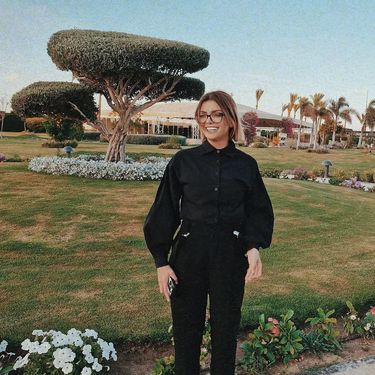 Ella Dvornik u tenisicama i crnoj košulji