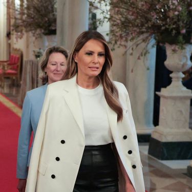 Crna suknja koju je odabrala iznimno laska figuri