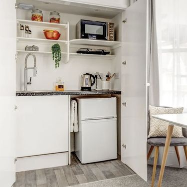 Stan s kuhinjom u ormaru