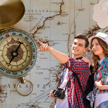 Turisti na putovanju na pozadini karte svijeta s kompasom