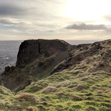Fotografija Belfasta s planine Cavehill i neobičnom scenim