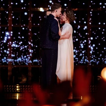 Slovenski predstavnik Klemen i supruga na pozornici Eurosonga 2025.