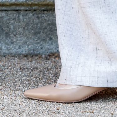 Uz odijelo kraljica je nosila bež salonke