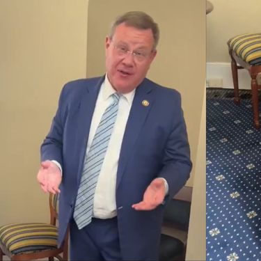 Američki političar Tim Moore kako pokazuje skriveni tunel