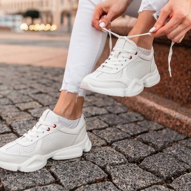 Žena u bijelim tenisicama