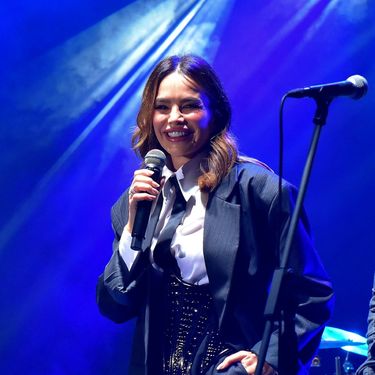 Severina je za koncert u Slavonskom Brodu odjenula odijelo u kombinaciji s kravatom i korzetom