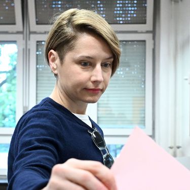 Iva Mertić Tomašević u tenisicama i širokim hlačama na lokalnim izborima - 5