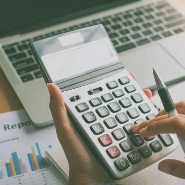 Osoba koja računa na kalkulator i matematička zagonetka
