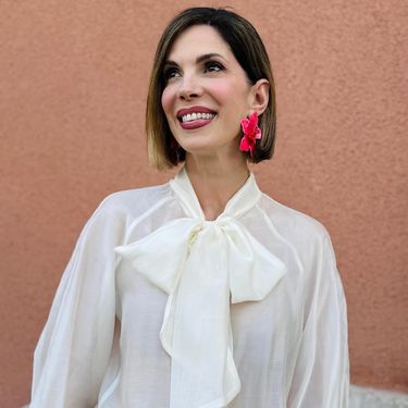 Bojana Gregorić Vejzović u trapericama trapez-kroja i košulji s 'pussy bow' mašnom - 1