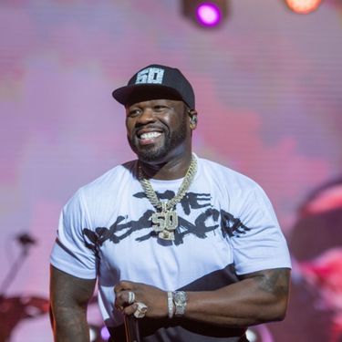 Reper 50 Cent kako se smije na pozornici pri nastupu