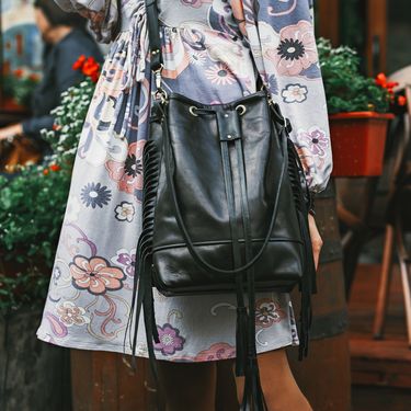 Žena s bucket torbom