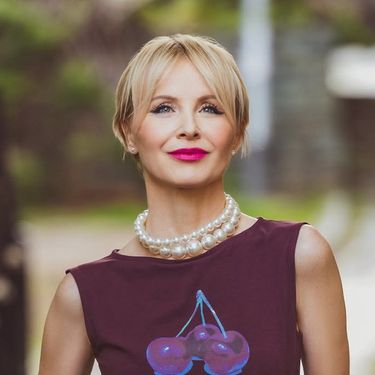 Danijela Martinović u suknji olovka-kroja i salonkama - 3