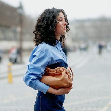 Haljina u kombinaciji s košuljom u street style izdanju s Tjedna mode