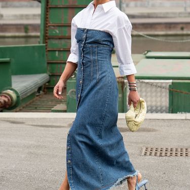 Haljina u kombinaciji s košuljom u street style izdanju s Tjedna mode