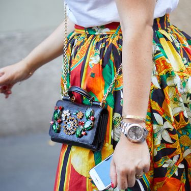 Žena u šarenoj suknji