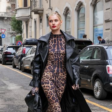 Haljina sa životinjskim uzorkom u street style izdanju s Milanskog tjedna mode