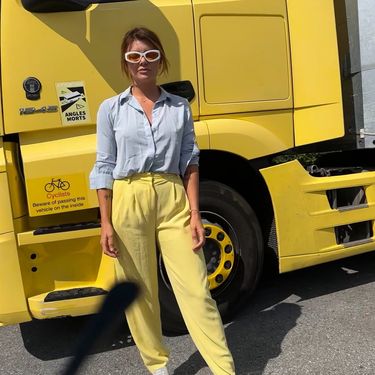 Ella Dvornik u žutim hlačama i tenisicama