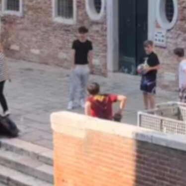 Igranje nogometa u Veneciji pored kanala