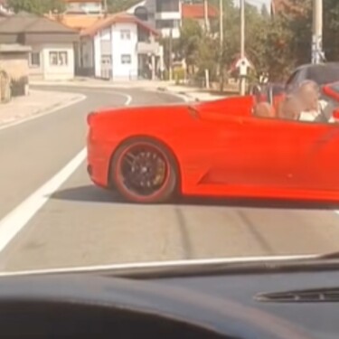Ferrari koji izlazi s parkinga