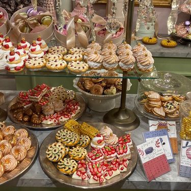 Saša Šekoranja već tradicionalno uredio je izlog svog cvjetnog atelijera u božićnom duhu - 6