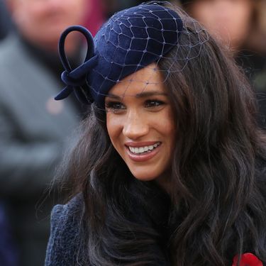 Meghan Markle u visokim crnim čizmama s potpisom Victorije Beckham - 1