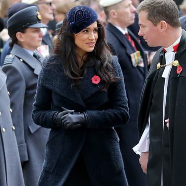 Meghan Markle u visokim crnim čizmama s potpisom Victorije Beckham - 5
