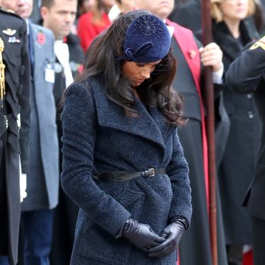 Meghan Markle u visokim crnim čizmama s potpisom Victorije Beckham - 6