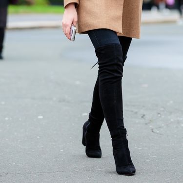 Street style lijepe brinete iz centra Zagreba u čizmama iznad koljena - 8