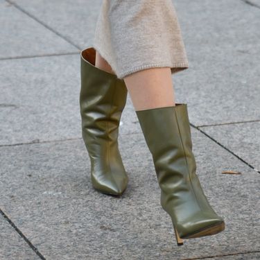 Streety style izdanje u pletenoj haljini i zelenim čizmama