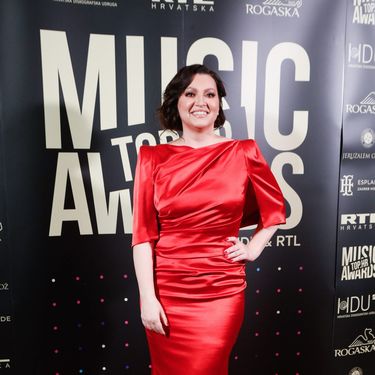 Nina Badrić u crvenom