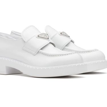 Bijele mokasinke modne kuće Prada