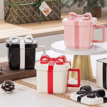 Šalica u obliku poklona