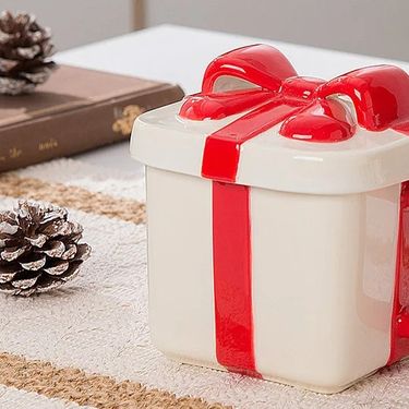 Šalica u obliku poklona