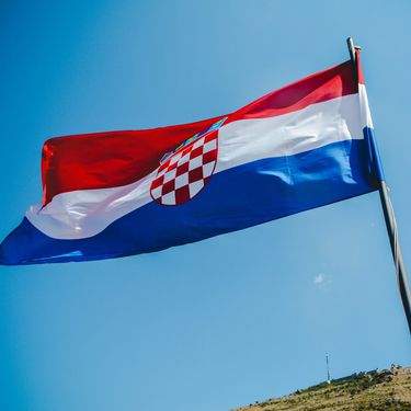 Hrvatska zastava koja se vijori na vjetru